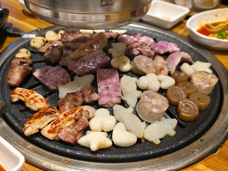 숯불에 구워지는 돼지 특수부위