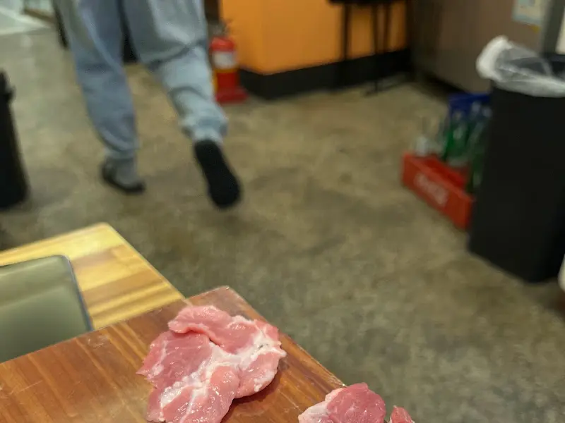 돼지고기 써는 모습