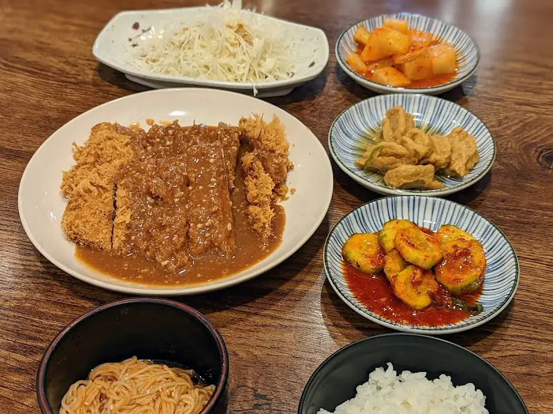 돈까스 한 상 차림