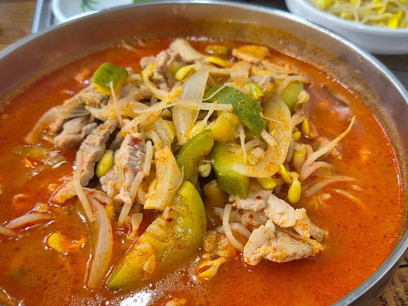 푸짐한 애호박 돼지국밥