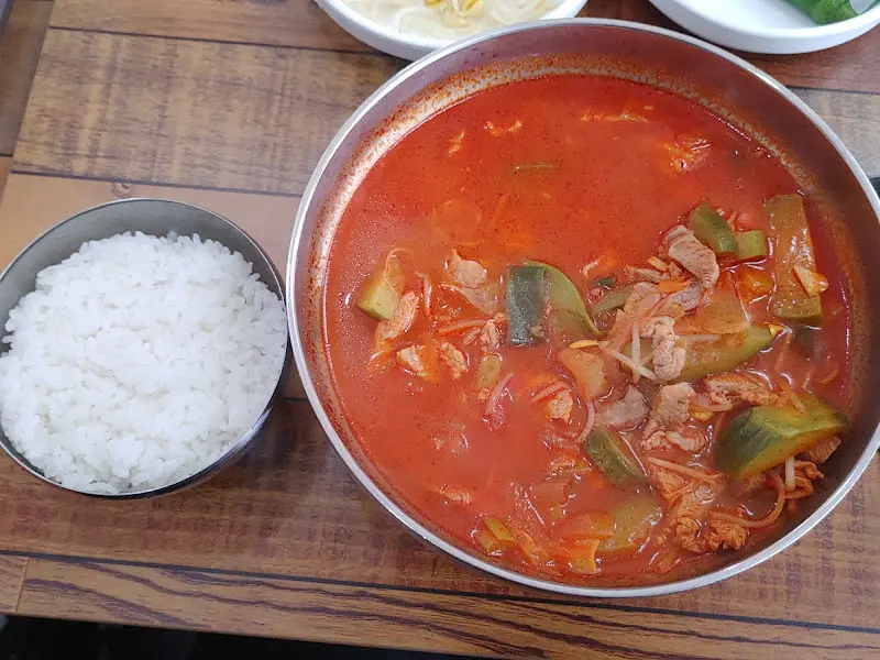 애호박 돼지국밥과 밥 한 공기