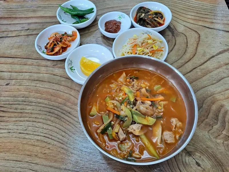 국밥과 다양한 밑반찬