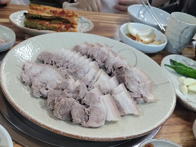 윤기가 자르르 흐르는 수육