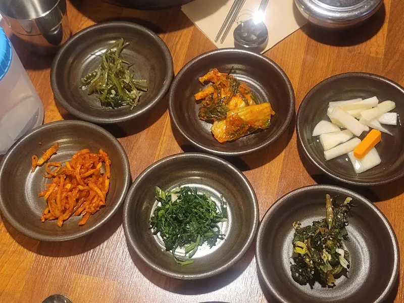 정갈하게 담겨 나온 밑반찬들. 하나하나 맛깔스러워 보인다.