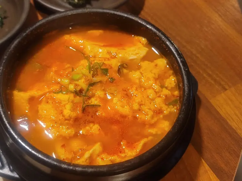 보글보글 끓는 순두부찌개. 얼큰한 향이 코를 자극한다.