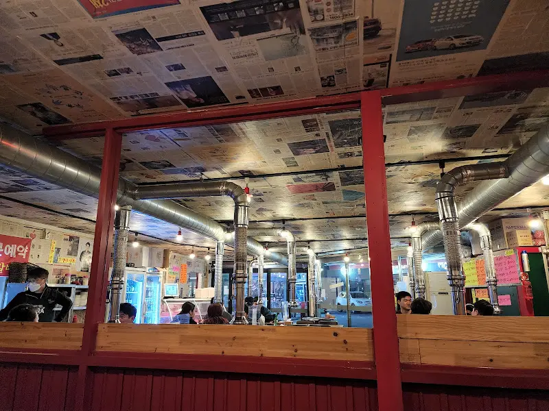 신문지로 도배된 천장