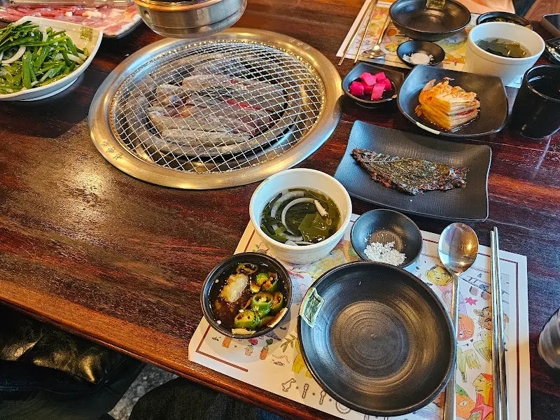 숯불 위에서 익어가는 오리고기