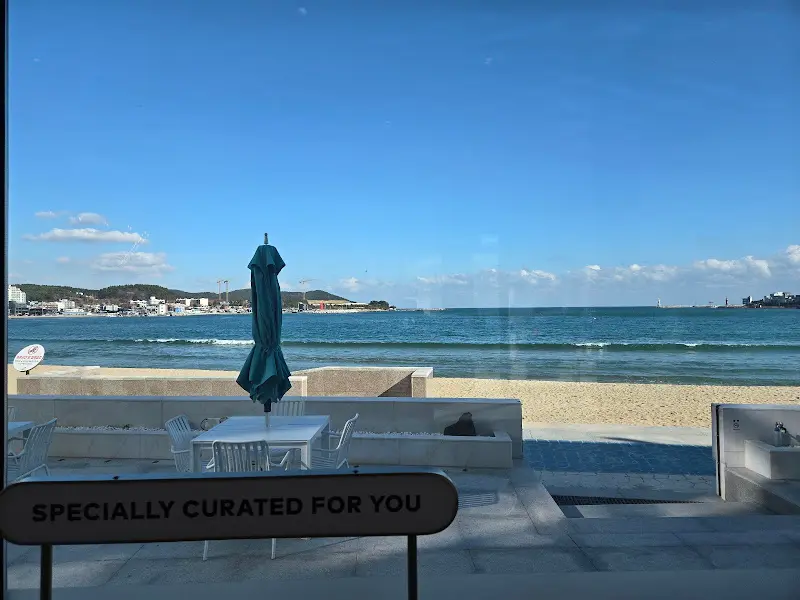 투썸플레이스 기장일광해변점 2층에서 바라본 일광해수욕장