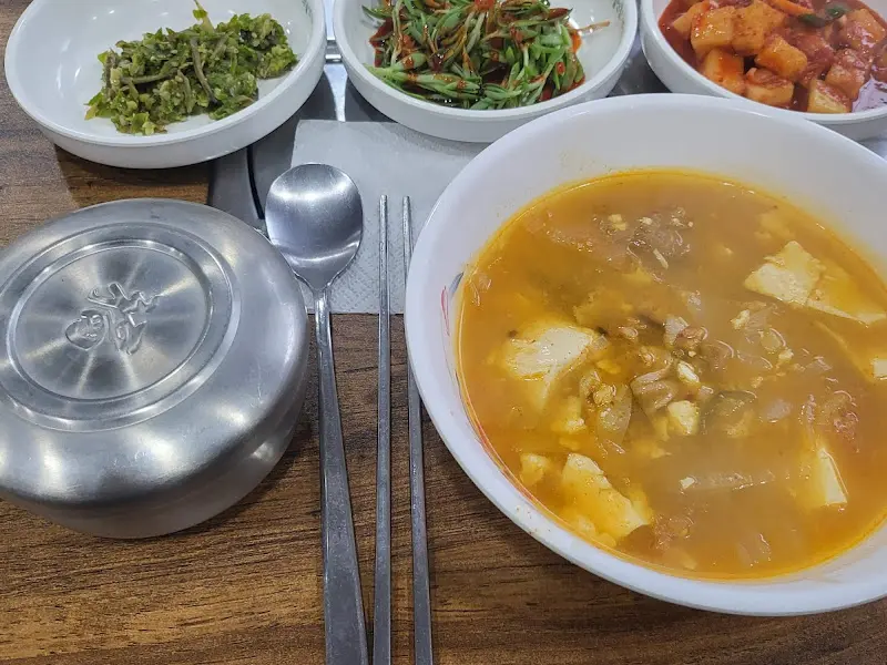 보글보글 끓는 순두부찌개