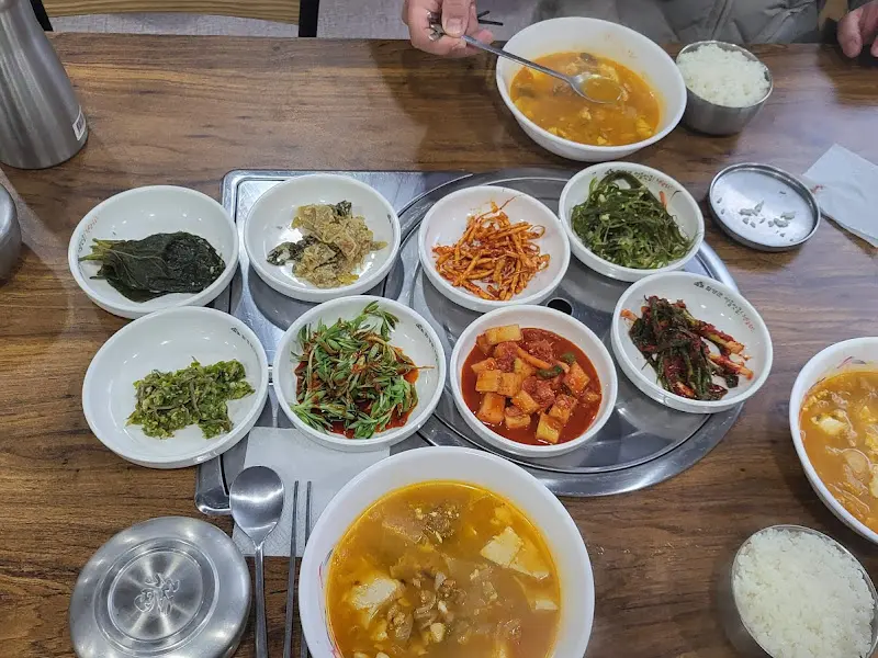순두부찌개와 푸짐한 밑반찬 한 상