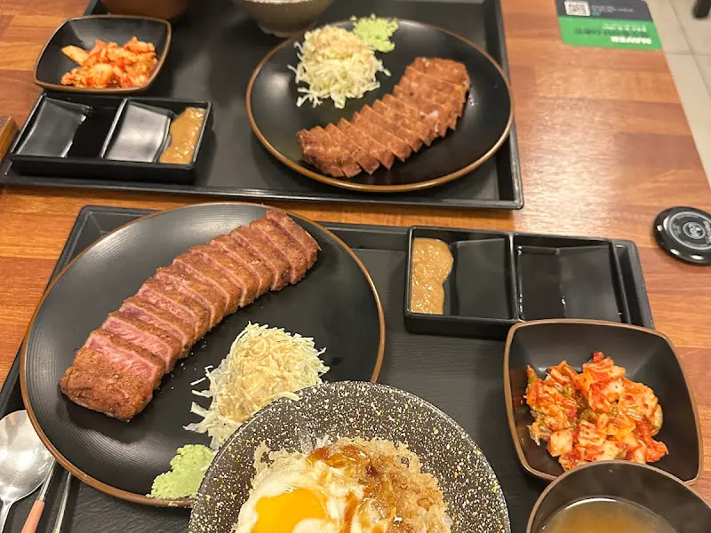 규카츠와 계란 덮밥의 조화