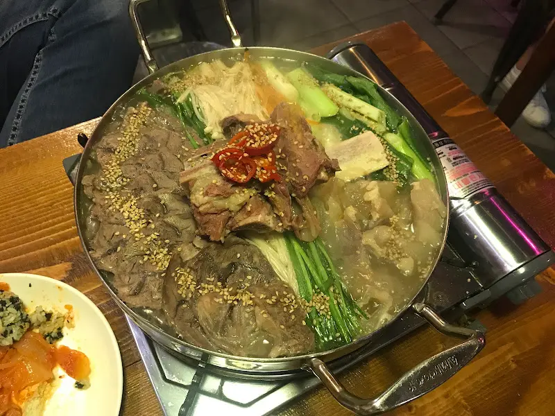 모락모락 김이 피어오르는 스지 모듬 전골