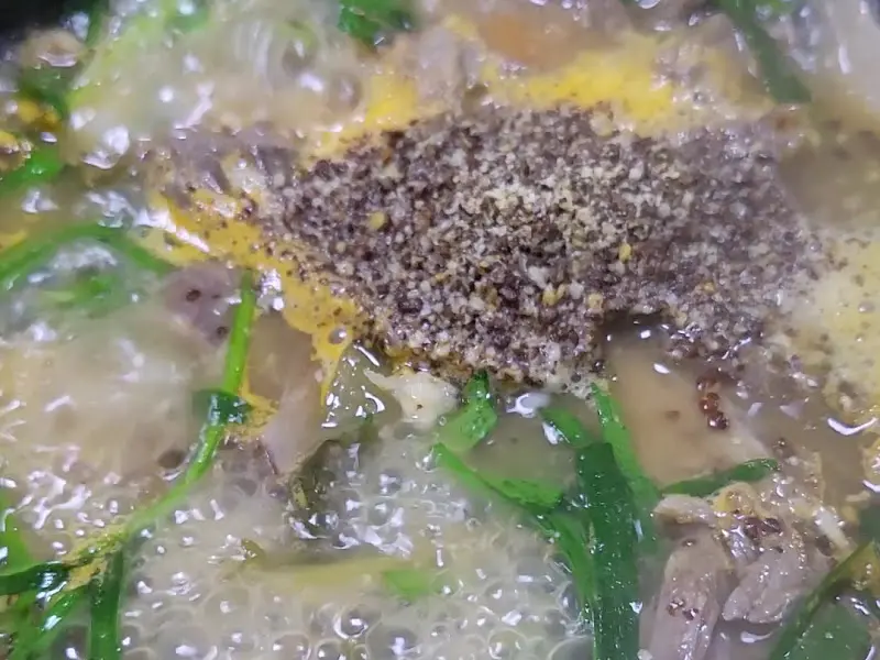 흑염소탕 속 고기와 부추