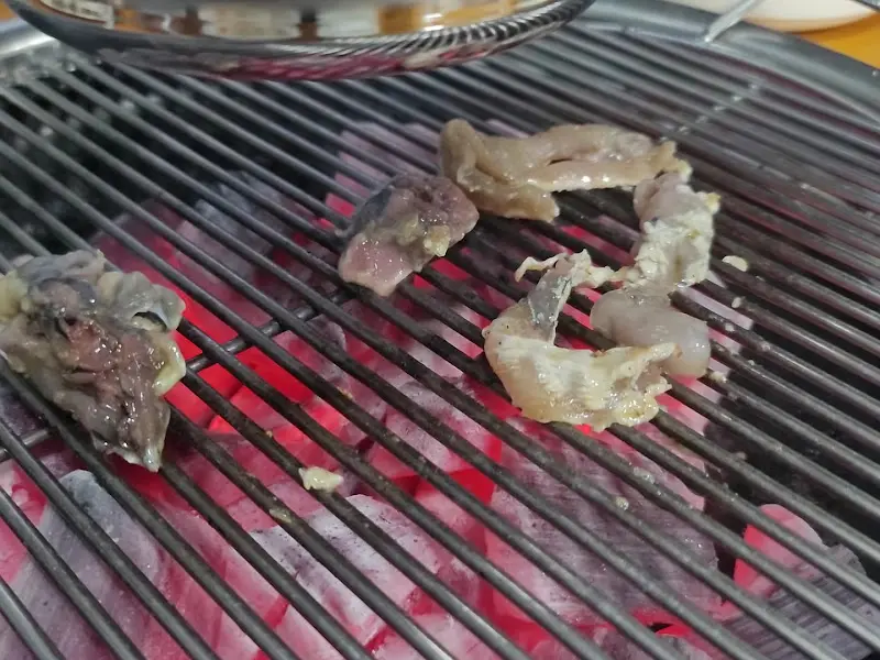 숯불 위에 구워지는 오골계