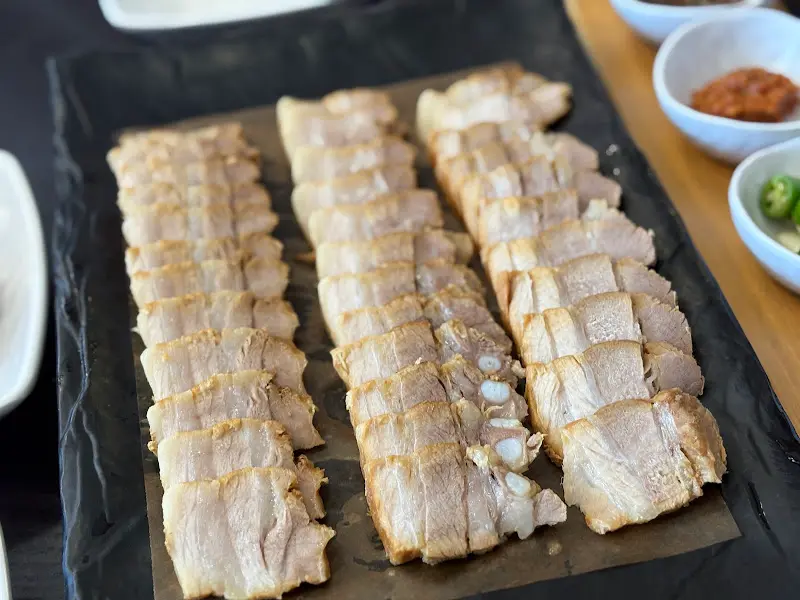 야들야들한 보쌈과 매콤달콤 보쌈김치의 환상적인 만남