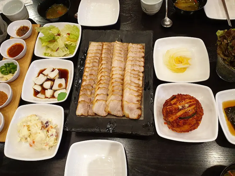 보쌈과 함께 나오는 다양한 곁들임 반찬들