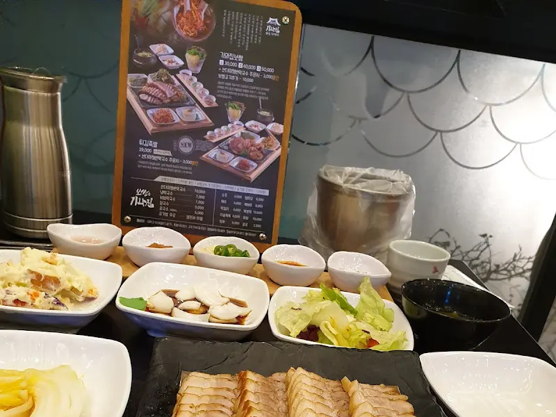 깔끔하게 차려진 보쌈 정식 한 상