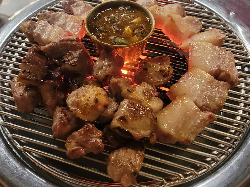 연탄불 위에서 익어가는 제주 근고기