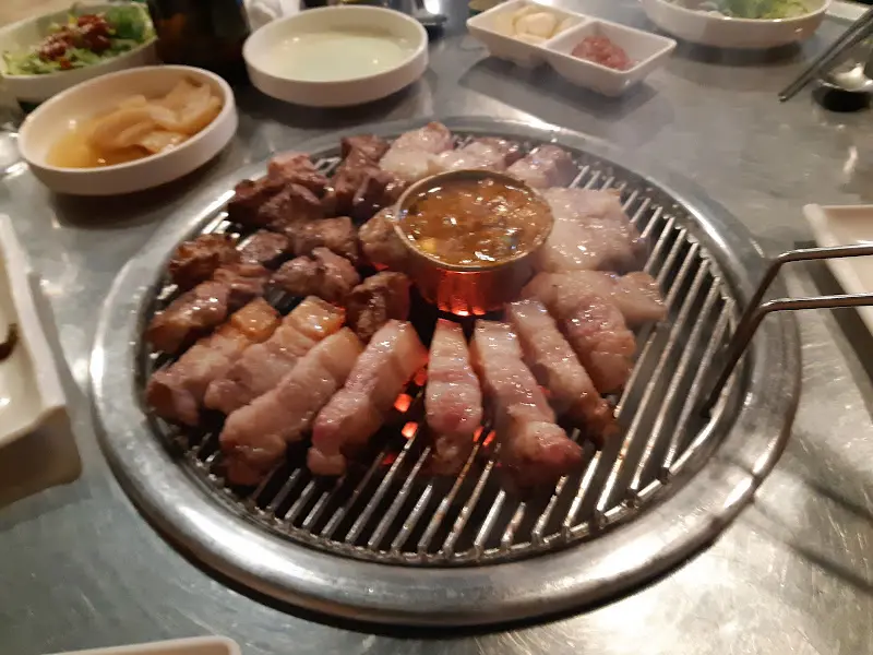 연탄불 위에서 익어가는 제주 근고기