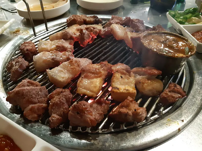 연탄불 위에서 익어가는 제주 근고기