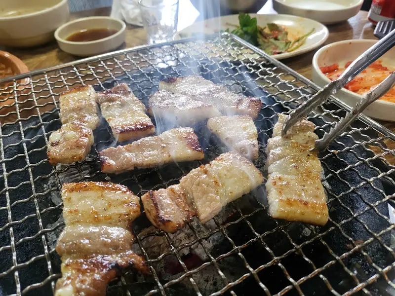 삼겹살 굽는 모습