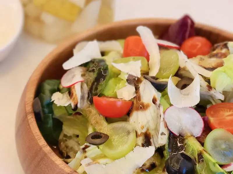 신선한 하우스 샐러드