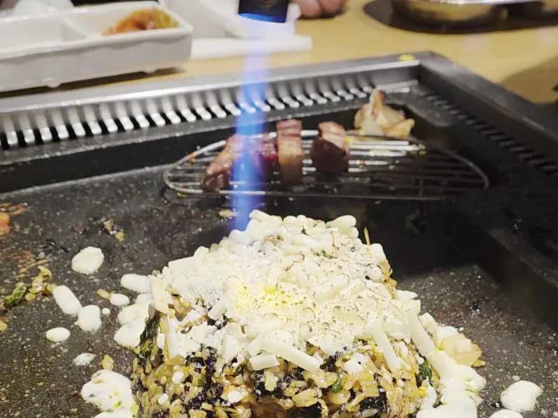 불쑈를 하는 모습과 치즈 볶음밥