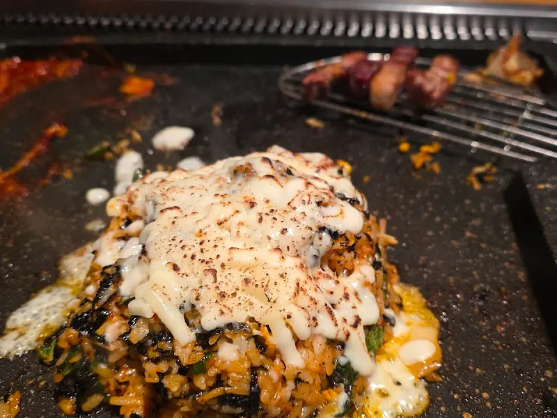 치즈 볶음밥 위에 녹아내린 치즈