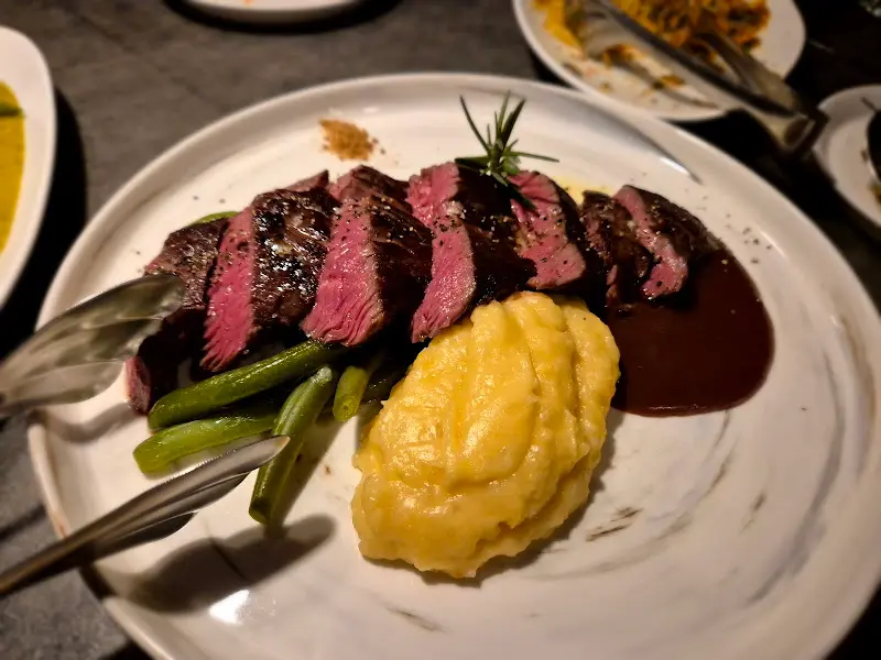 스테이크와 메쉬드 포테이토