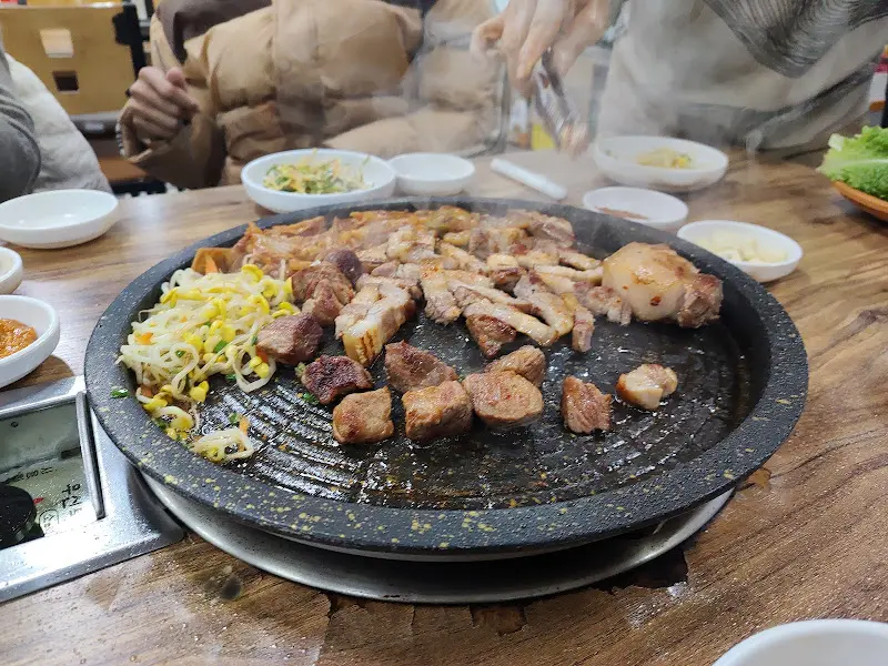 불판 위에서 익어가는 돼지고기