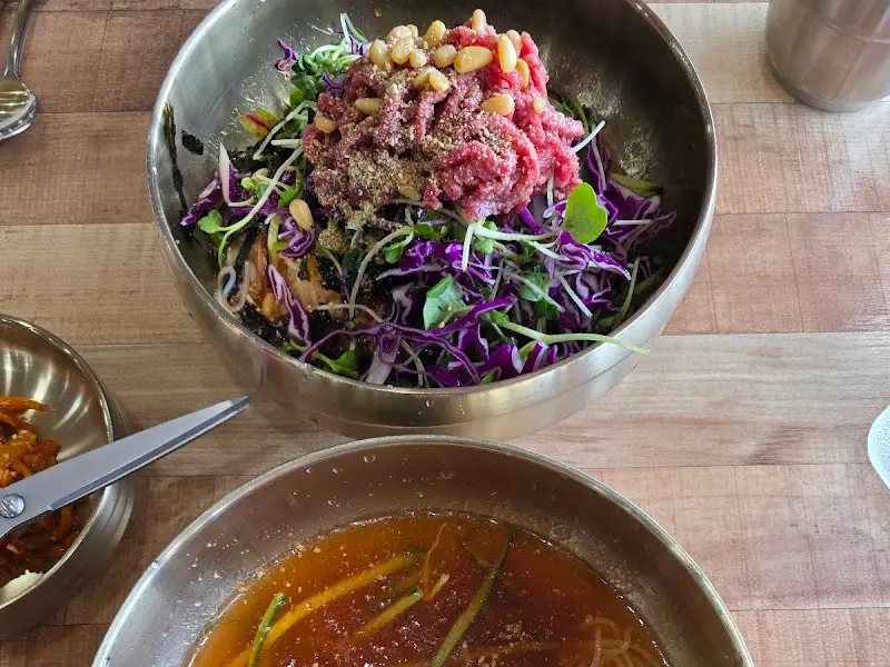 회밀면의 화려한 색감