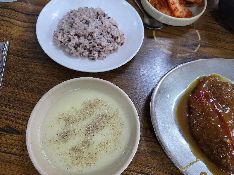 돈까스, 스프, 밥, 김치의 조화