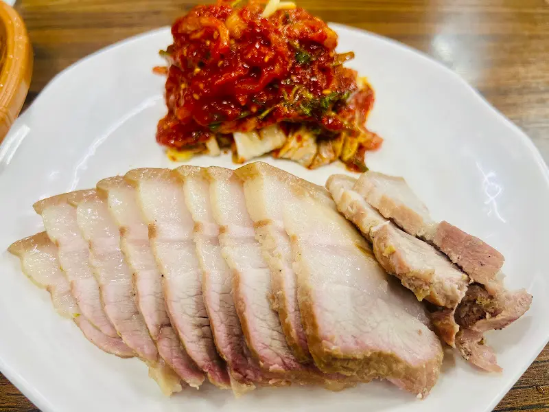 윤기가 흐르는 보쌈과 김치