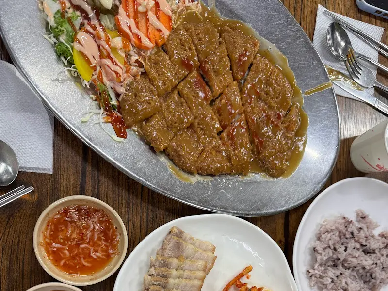 돈까스와 보쌈, 김치, 밥 한 상 차림