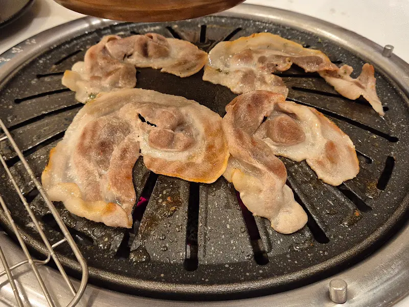 불판 위의 꽃삼겹살