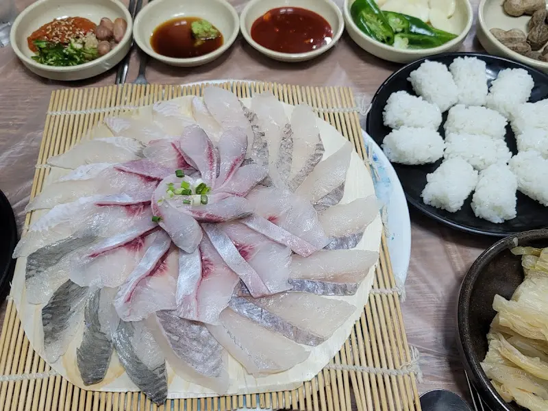 청해수산 모듬회와 초밥