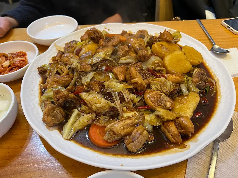 윤기가 흐르는 총각찜닭의 모습