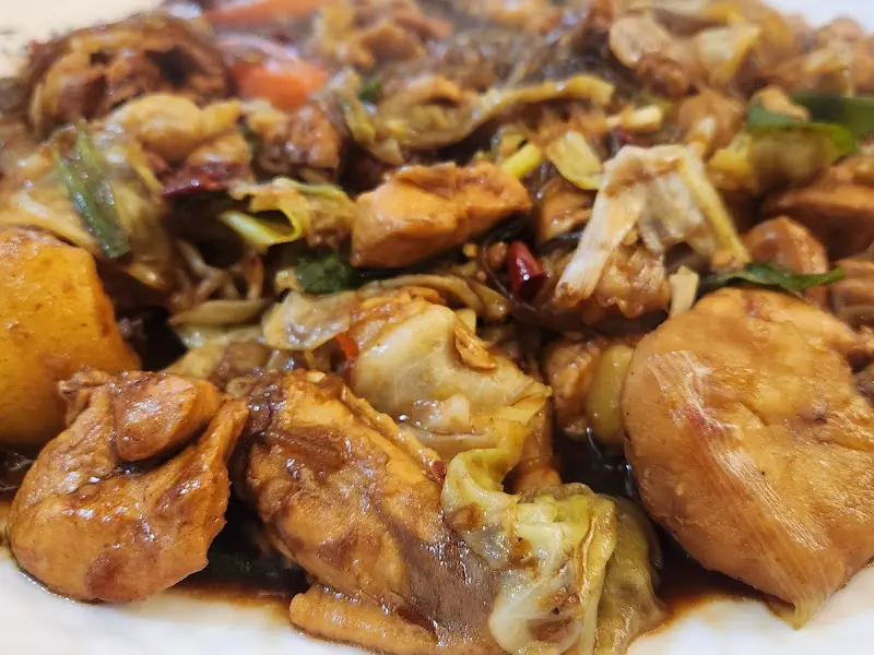 찜닭 속 닭고기와 채소의 조화