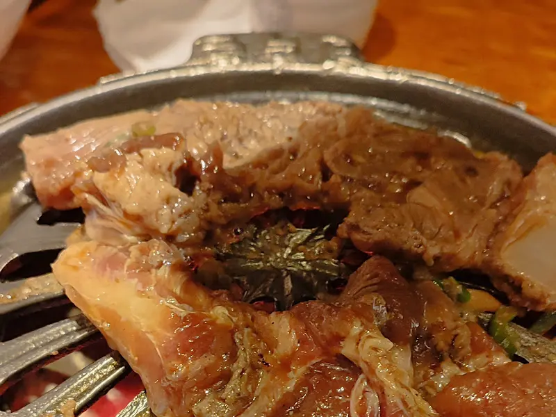 불판 위에서 구워지는 양념갈비