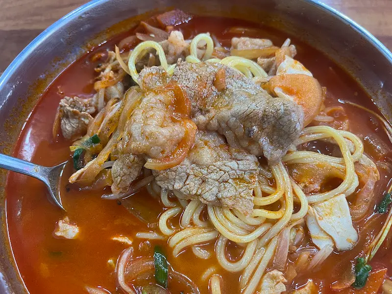 차돌짬뽕 한 젓가락