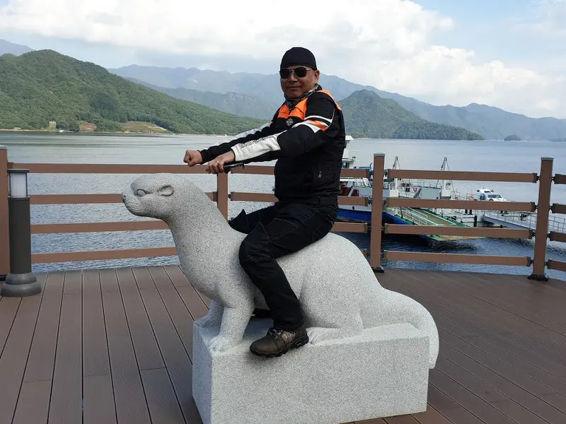 파로호 풍경을 배경으로 한 조형물