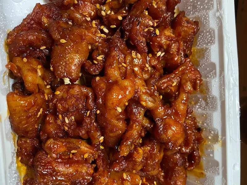 윤기가 흐르는 닭발