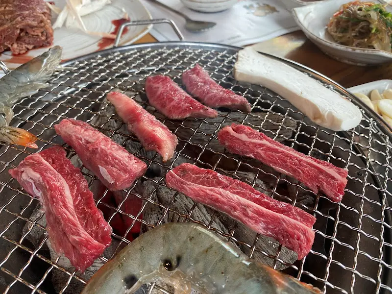 숯불 위에서 익어가는 갈비살