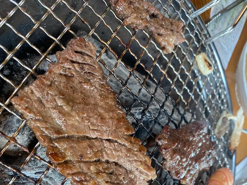 숯불 위에서 노릇하게 구워진 양념 갈비