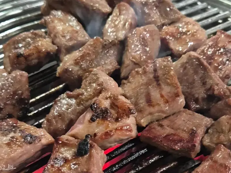 참숯 불판 위에서 익어가는 갈매기살