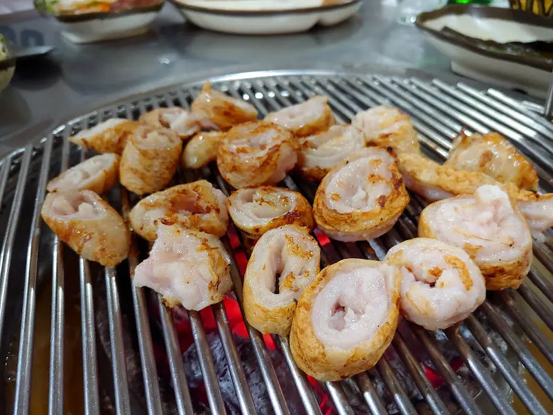 불판 위에서 맛있게 익어가는 돼지막창