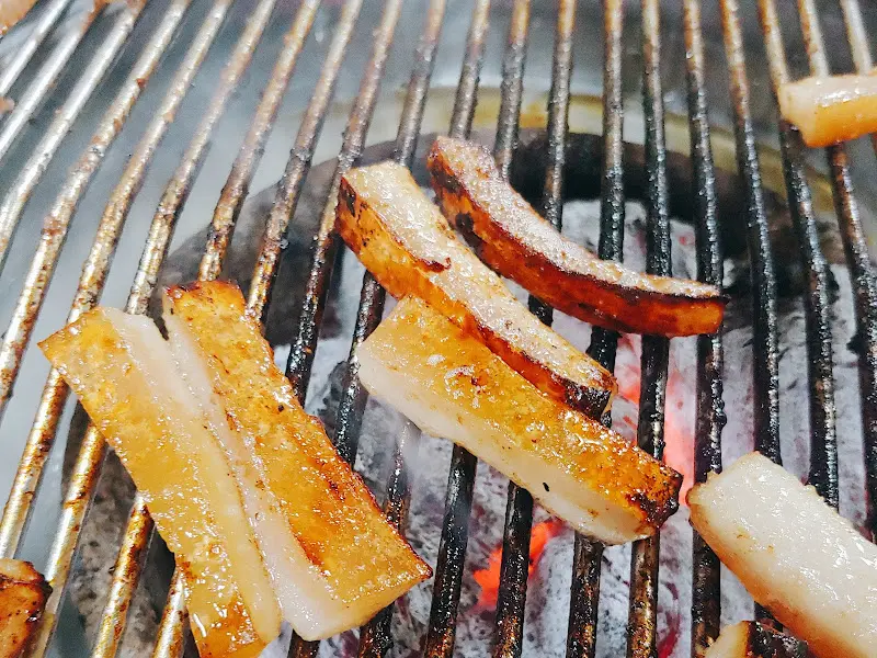 고기를 굽는 모습