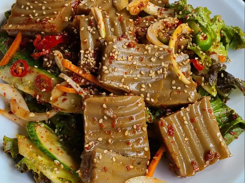 참깨가 듬뿍 뿌려진 도토리묵