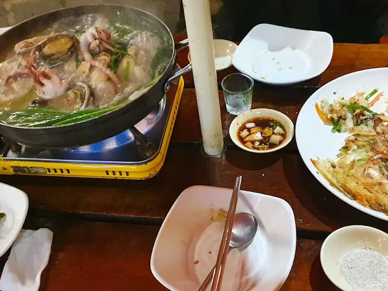 닭백숙과 해물파전이 함께 놓여진 테이블