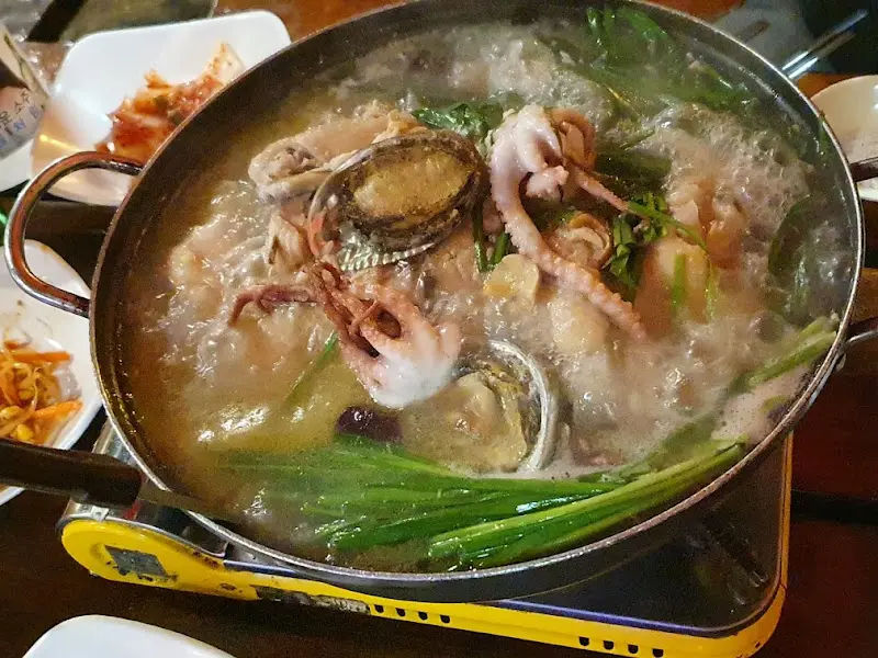 끓고 있는 닭백숙